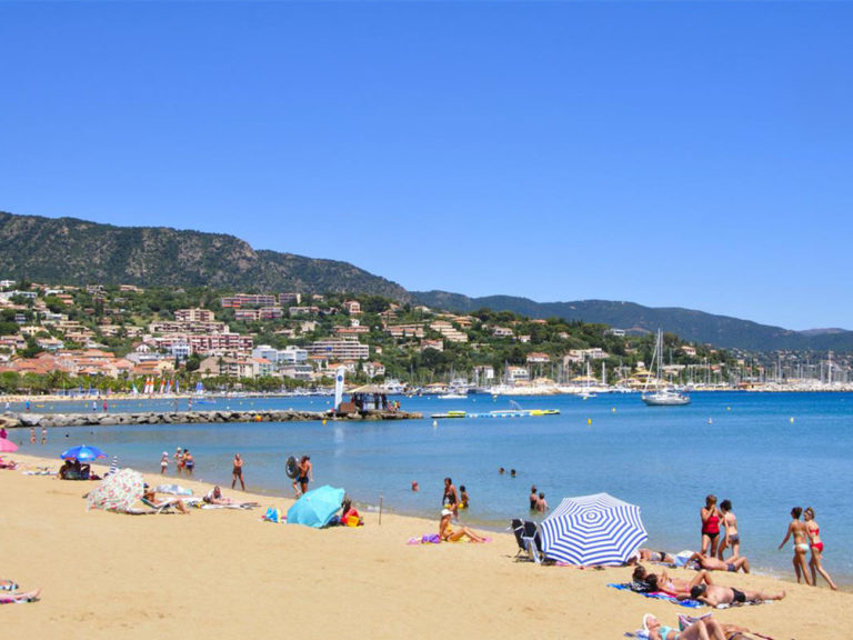 Du Lavandou à Pramousquier, une piste cyclable longe le bord de mer Du Lavandou à Pramousquier, une piste cyclable longe le bord de mer
